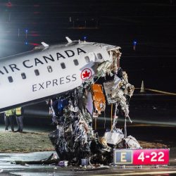 ervicios de emergencia trabajando en el lugar del accidente de un avión de Air Canada en el aeropuerto internacional LaGuardia, en el distrito de Queens, Nueva York, EE.UU., 23 de marzo de 2026. El avión de Air Canada colisionó con un camión de bomberos del aeropuerto durante el aterrizaje. La Administración Federal de Aviación de EE.UU. (FAA) ha suspendido todos los despegues y aterrizajes en el aeropuerto. (Nueva York) EFE/EPA/OLGA FEDOROVA