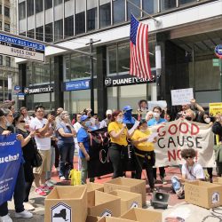 Grupos de manifestantes convocados por varias plataformas de defensa de los inquilinos y de los trabajadores latinos protestan por las subidas de alquileres y para paralizar los desahucios hoy, en el centro de Nueva York (EEUU). EFE/ Javier Otazu