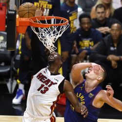 El ala-pívot de los Miami Heat, Bam Adebayo (i), y el pívot de los Denver Nuggets, Nikola Jokic (d), juegan el tercer partido de la final de la NBA entre Denver Nuggets y Miami Heat en el pabellón Kaseya Center en Miami. EFE/Rhona Wise