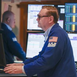 Fotografía de archivo de trabajadores de la Bolsa de Nueva York (EE.UU.). EFE/EPA/SARAH YENESEL