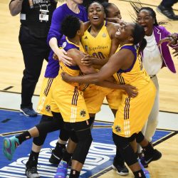 Fotografía de archivo de un grupo de jugadoras de Los Ángeles Sparks durante un partido por la Asociación Nacional Femenina de Baloncesto (WNBA). EFE/Craig Lassig