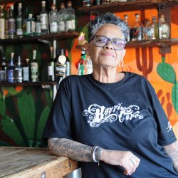 La chef Silvana Salcido Esparza, conocida como la 'Chef Chingona', posa para EFE el viernes 26 de abril en el interior de su restaurante 'Barrio Café' en Phoenix, Arizona. EFE/María León