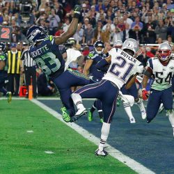 Fotografía de archivo del 1 de febrero de 2015 en la que se ve al strong safety de los New England Patriots, Malcolm Butler (c), al realizar una intercepción al chocar con el wide receiver de los Seattle Seahawks, Ricardo Lockette (i), en los últimos segundos del Super Bowl XLIX entre los New England Patriots y los Seattle Seahawks en el University of Phoenix Stadium en Glendale, Arizona (EE.UU.). EFE/TANNEN MAURY