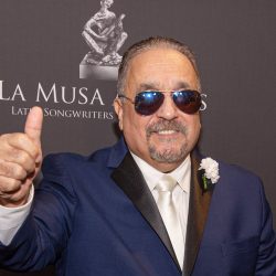 Fotografía de archivo del 24 de octubre de 2019 que muestra al músico y compositor de salsa Willie Colón posan en la alfombra de La Musa Awards 2019 en el James L. Knight Center de la ciudad de Miami (EE. UU.). EFE/ Giorgio Viera