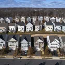 Fotografía de archivo tomada por un dron donde se observa viviendas familiares en Woodbridge, Virginia, Estados Unidos, 02 enero de 2024. EFE/EPA/JIM LO SCALZO