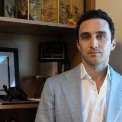 El investigador del Colegio de Negocios de la Universidad Internacional de Florida (FIU) y coautor del estudio publicado en el journal 'Academy of Management Discoveries', Joel Carnevale, posa durante una entrevista con EFE este miércoles, en Miami Florida (Estados Unidos). EFE/ Pedro Pablo Cortés