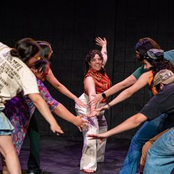 La-Gorda.-Sydney-Gaglio-Loreto-La-Gorda.-Sam-y-elenco.-Direccion-Martin-Balmaceda.-Foto-Johnathan-Cereceres.