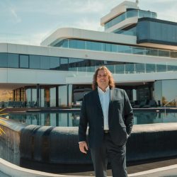 Quini Amores, conferencista y escritor