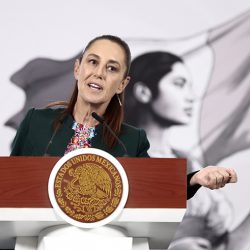 La presidenta de México, Claudia Sheinbaum, habla en una rueda de prensa en el Palacio Nacional de Ciudad de México (México). EFE/José Méndez