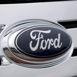 Foto de archivo del logo de Ford de un automóvil Ford Edge tomada en los exteriores de la sede de la Compañía Ford Motor en Dearborn, Michigan. EFE/Jeff Kowalsky