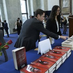 Personas organizan ejemplares de varias ediciones de 'Don Quijote de la Mancha' durante la celebración del Día del Libro este 23 de abril de 2026, en Washington (Estados Unidos). EFE/ Lenin Nolly