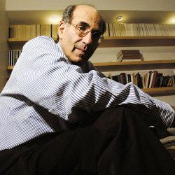 Científico ganador del Nobel renuncia a cargos en Columbia por vínculos con Epstein