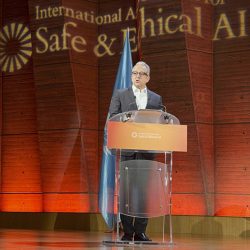 El director general de la UNESCO, Jaled al Anani, durante la apertura de la convención de la Asociación Internacional de la Inteligencia Artificial Segura y Ética (IASEAI), que este 2026 celebra su segunda edición en la sede de la Organización de Naciones Unidas para la Educación, la Ciencia y la Cultura (Unesco) en la capital francesa. EFE/ Pol Lloberas Cardona