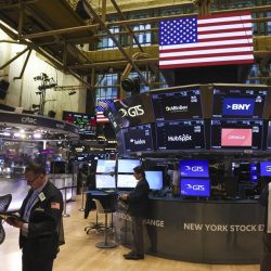 Foto de archivo de operadores trabajan en el parqué de la Bolsa de Nueva York. EFE/SARAH YENESEL