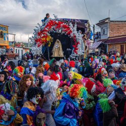 Decenas de personas fueron registradas este sábado, 24 de septiembre, durante un desfile de carnaval con hombres disfrazados denominados “Los Negros”, en la comunidad de Teopisca (Chiapas, México). EFE/Carlos López