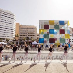 Seiscientos bailarines este domingo en un espectáculo de danza promovido por el actor y productor Antonio Banderas en el puerto de la ciudad mediterránea española de Málaga. EFE/Festival Tip Toe