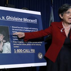 FOTO ARCHIVO. La fiscal federal interina para el Distrito Sur de Nueva York, Audrey Strauss, habla durante una conferencia de prensa para anunciar los cargos contra Ghislaine Maxwell por su presunto papel en la explotación y abuso sexual de varias niñas menores de edad por parte de Jeffrey Epstein en Nueva York, EE. UU., el 2 de julio de 2020.(Estados Unidos, Nueva York) EFE/EPA/JASON SZENES ALTERNATIVE CROP[ALTERNATIVE CROP]