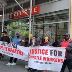 Imagen de archivo que muestra a varios trabajadores de la popular cadena de restaurantes de comida rápida Chipotle durante una protesta en Nueva York (EEUU). EFE/ Ruth Hernández