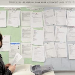 Un hombre busca trabajo en un tablón de anuncios del centro de desempleo Workforce1 Career Center en Brooklyn, Nueva York, EEUU. Imagen de archivo. EFE/Justin Lane