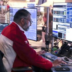 Un operador trabaja en el parqué de la Bolsa de Nueva York (NYSE) tras la apertura de la sesión en Nueva York, EE. UU.. EFE/ Sarah Yenesel/Archivo