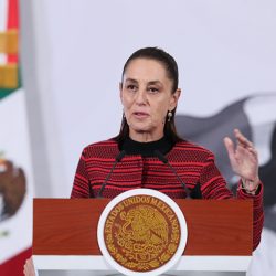 La presidenta de México, Claudia Sheinbaum , habla durante una rueda de prensa este lunes en Palacio Nacional de la Ciudad de México (México). EFE//Mario Guzmán